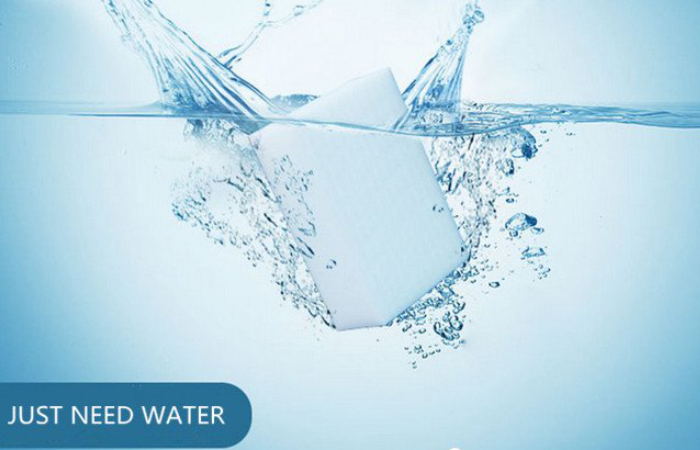 清洁海绵浸入水中