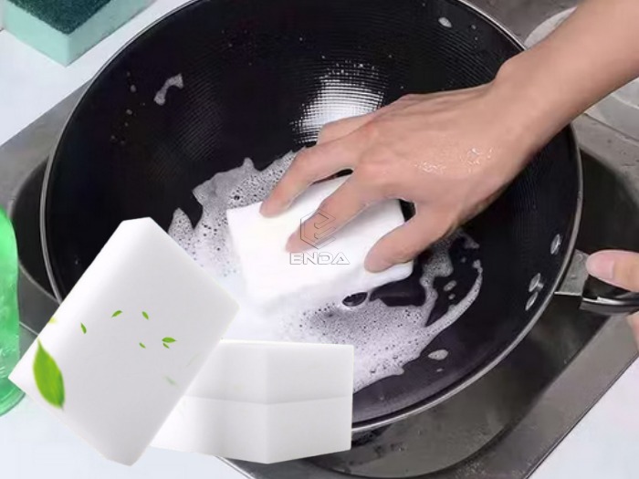 用清洁剂清洁海绵